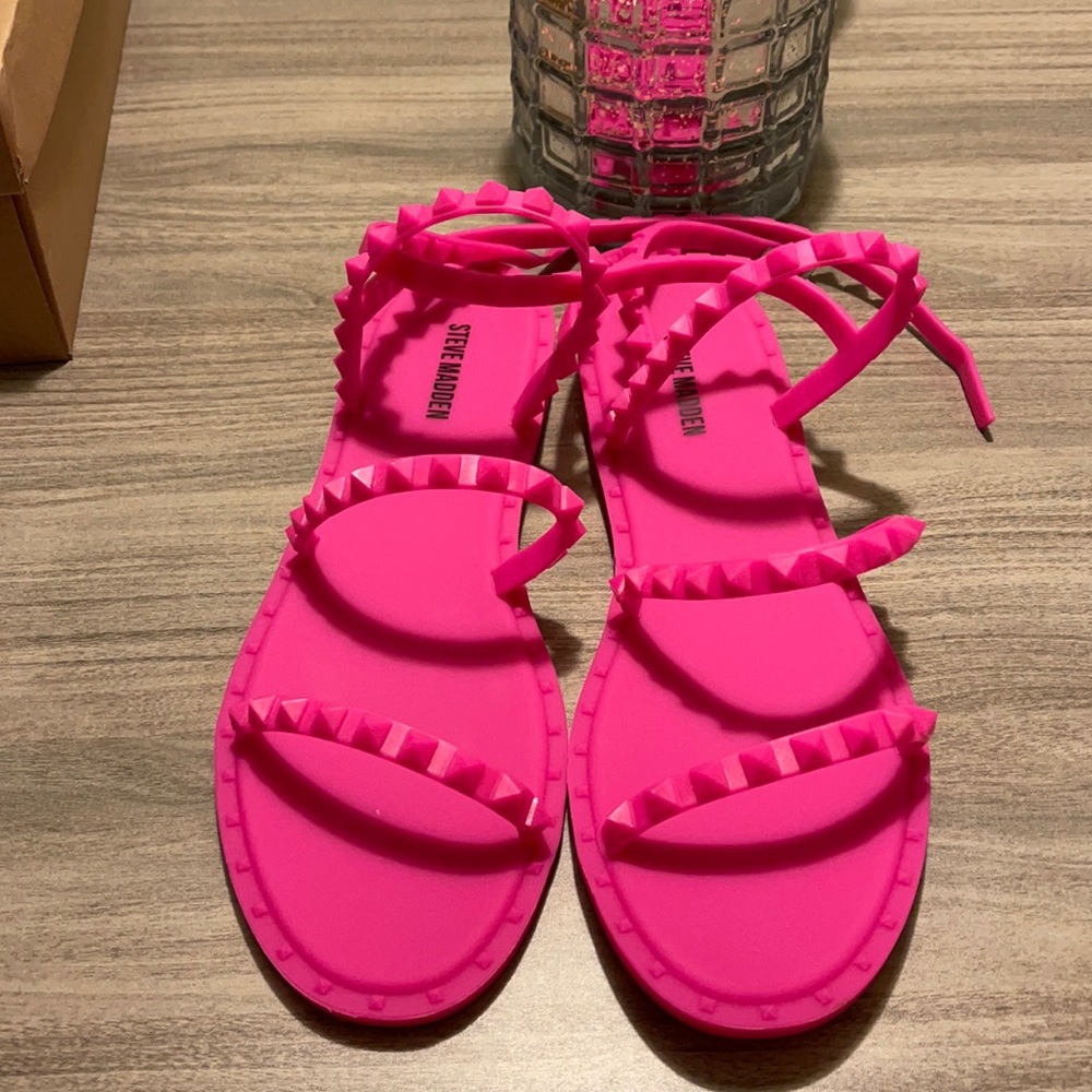 Steve Madden
Travel-J Tonal Studded Jelly Sandals